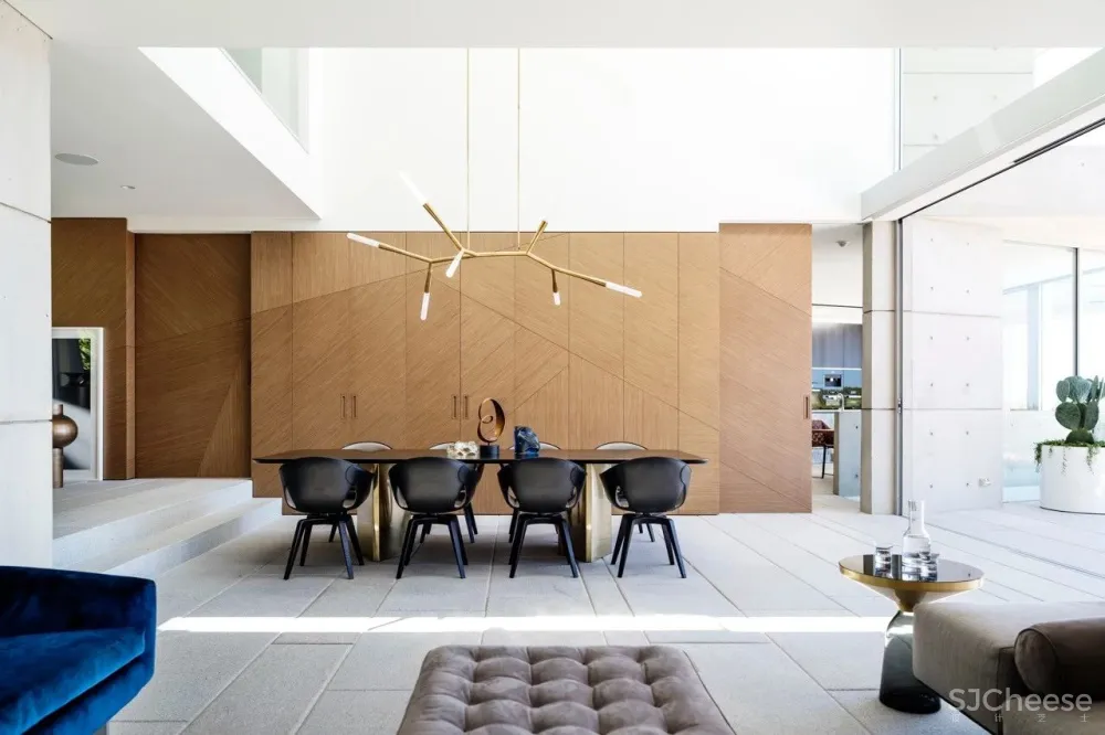 设计师梁志天的家曝光，大师也青睐“地板上墙”