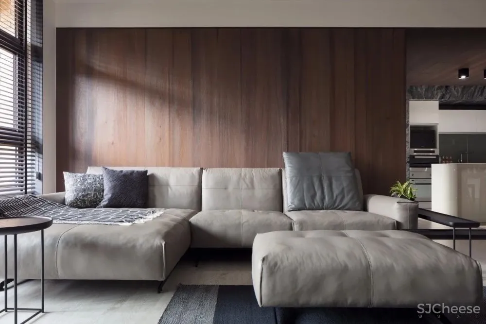 设计师梁志天的家曝光，大师也青睐“地板上墙”