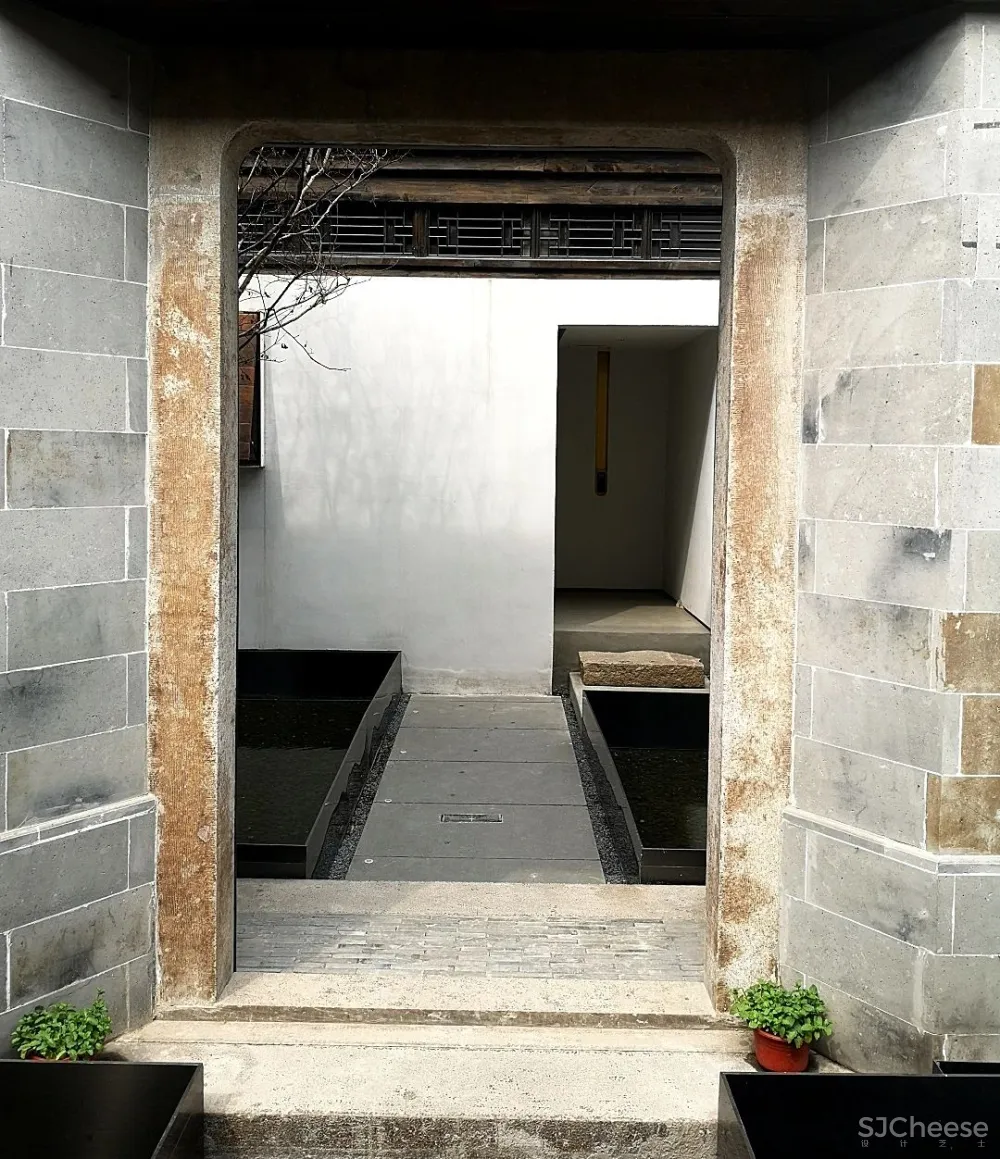 他在运河畔改造了16个房间的工业风老宅,还打造一间人气超旺的咖啡馆