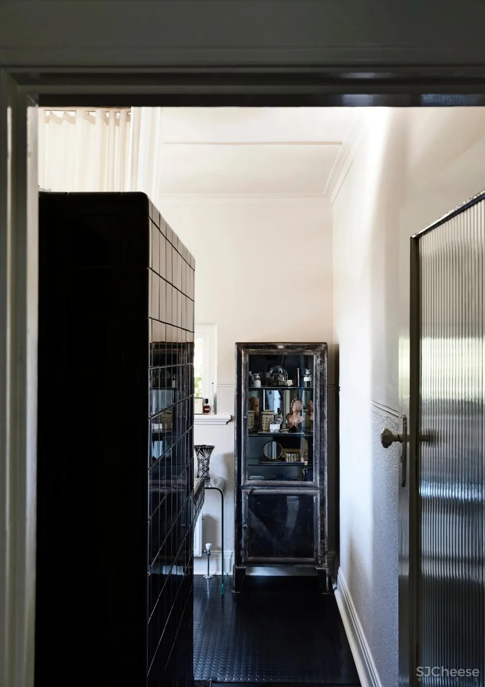 澳大利亚国家室内设计大奖追求极度静谧，探索光影魅力，这个暗黑系住宅真的真的很酷炫