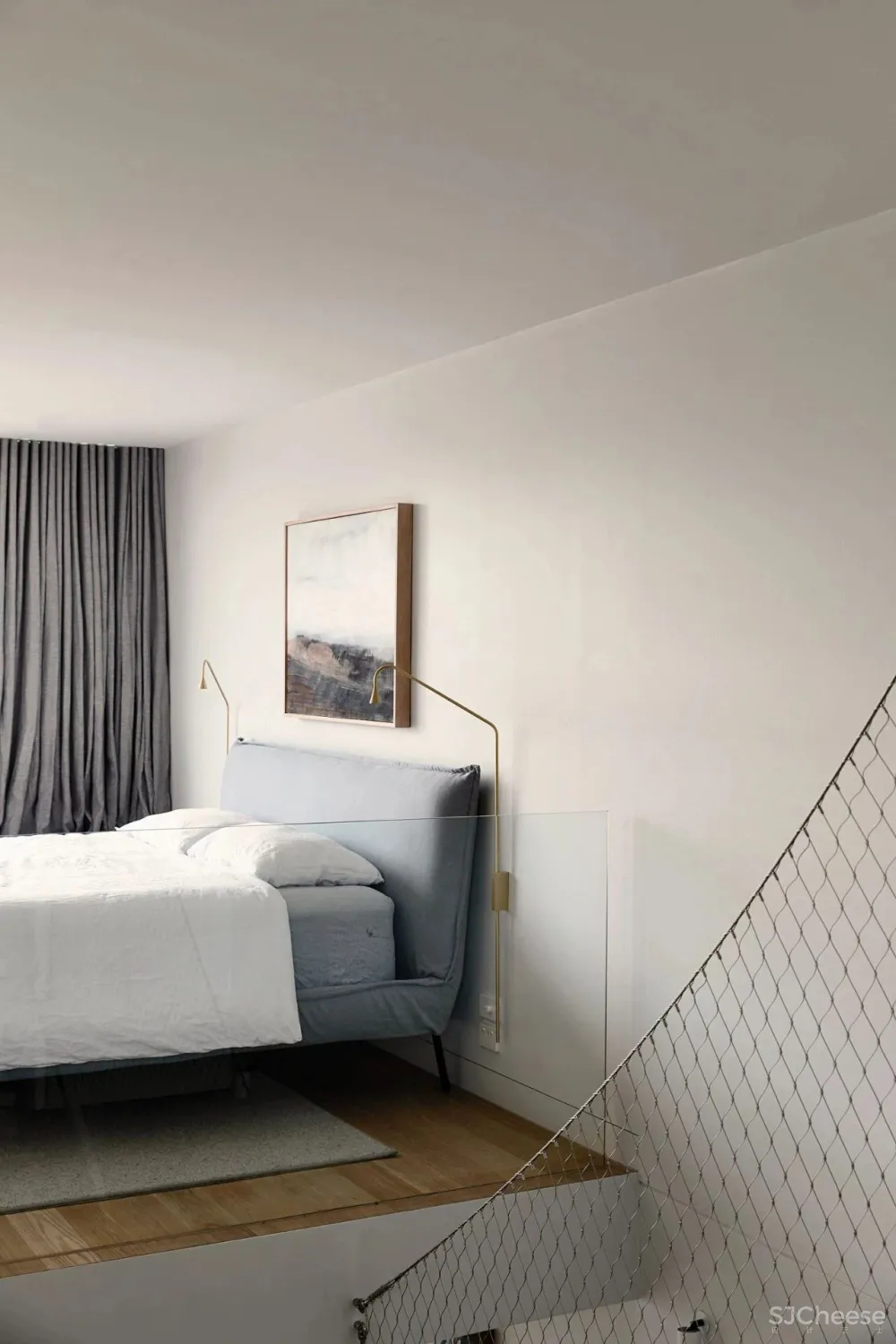 仓库改造成住宅, 弯曲的黄铜墙面惊艳了整个家