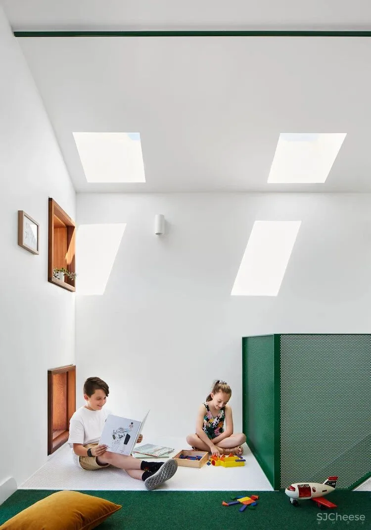 老旧建筑改造的空间里，有花园有阳光，因为他们终于对这里下手了