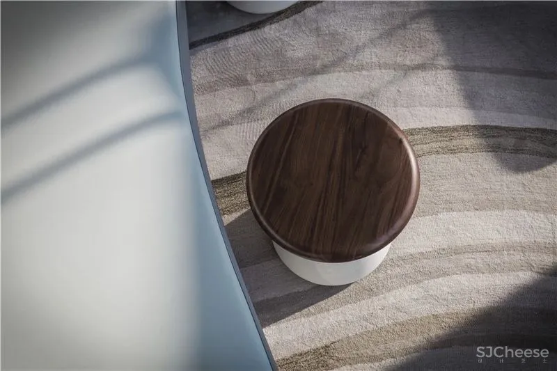 “光给予影的存在,影赋予光的生命” 中银大厦