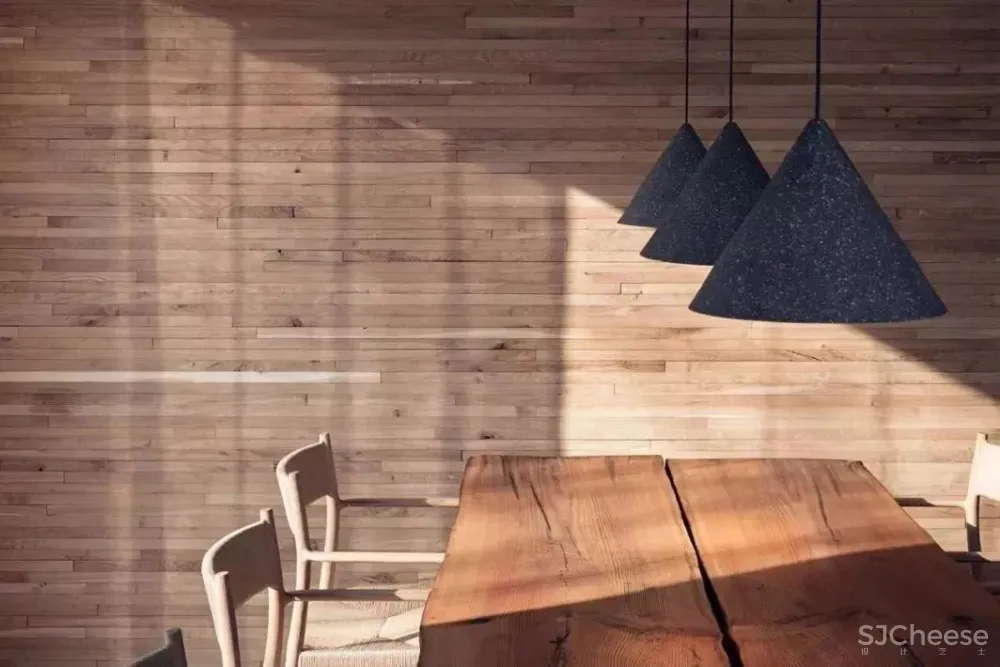 设计师梁志天的家曝光，大师也青睐“地板上墙”