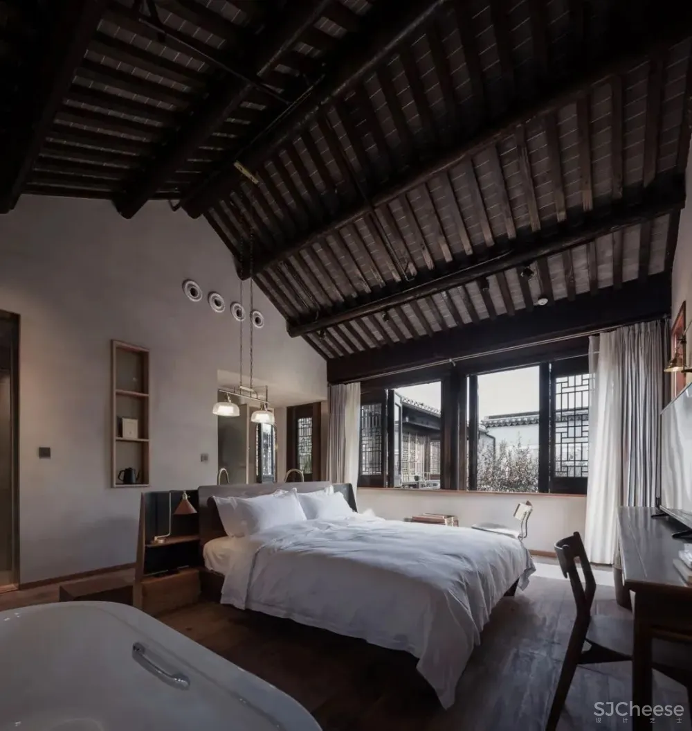 他在运河畔改造了16个房间的工业风老宅,还打造一间人气超旺的咖啡馆