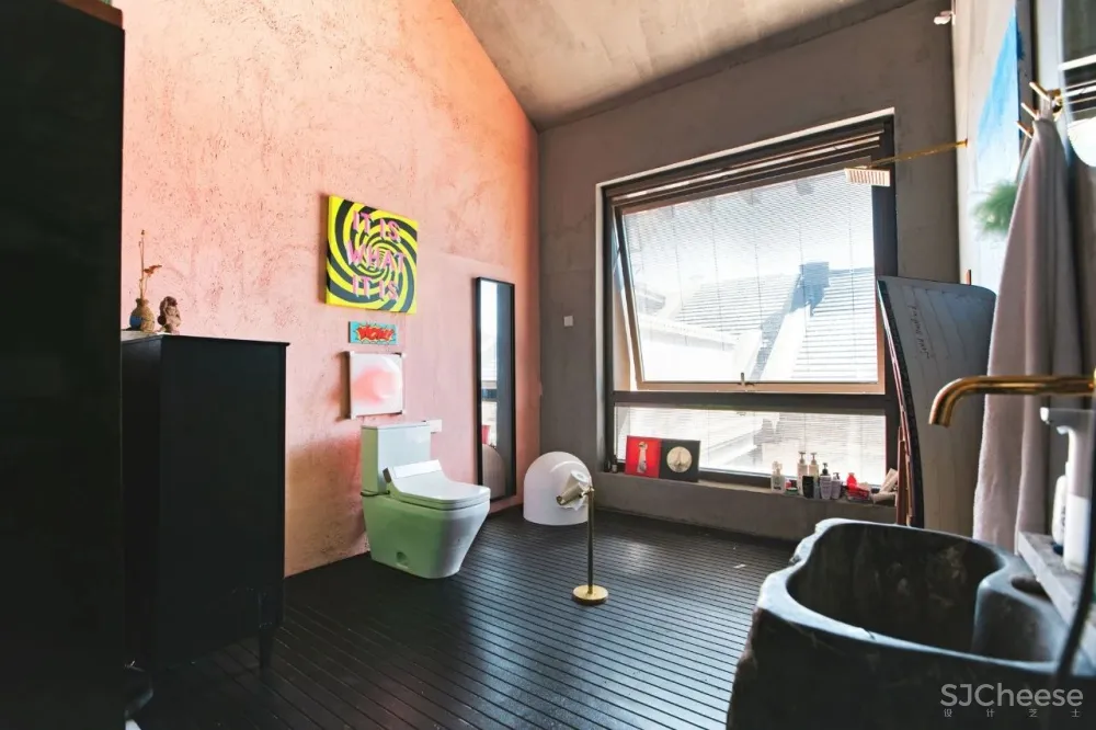 北京宅男一个人住5层别墅,却只睡1米的床