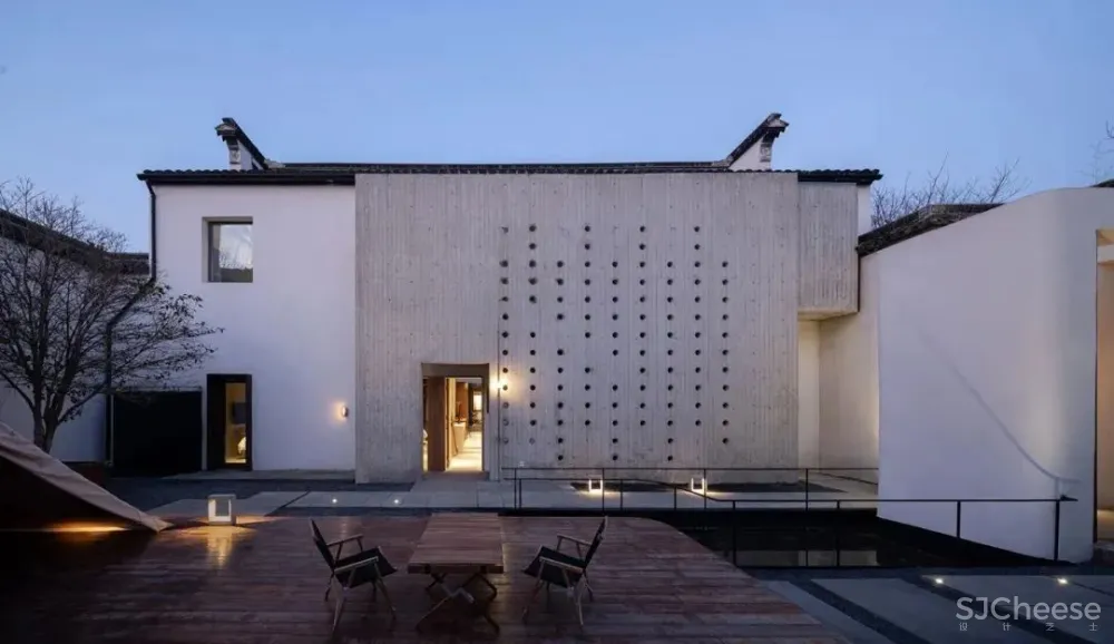 他在运河畔改造了16个房间的工业风老宅,还打造一间人气超旺的咖啡馆