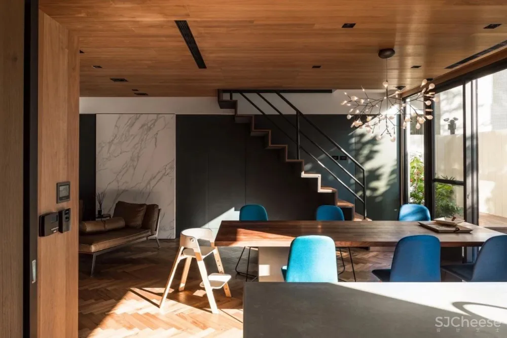 设计师梁志天的家曝光，大师也青睐“地板上墙”