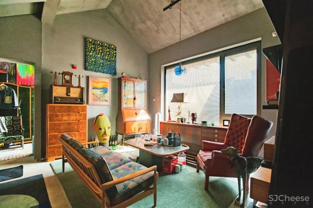 北京宅男一个人住5层别墅,却只睡1米的床