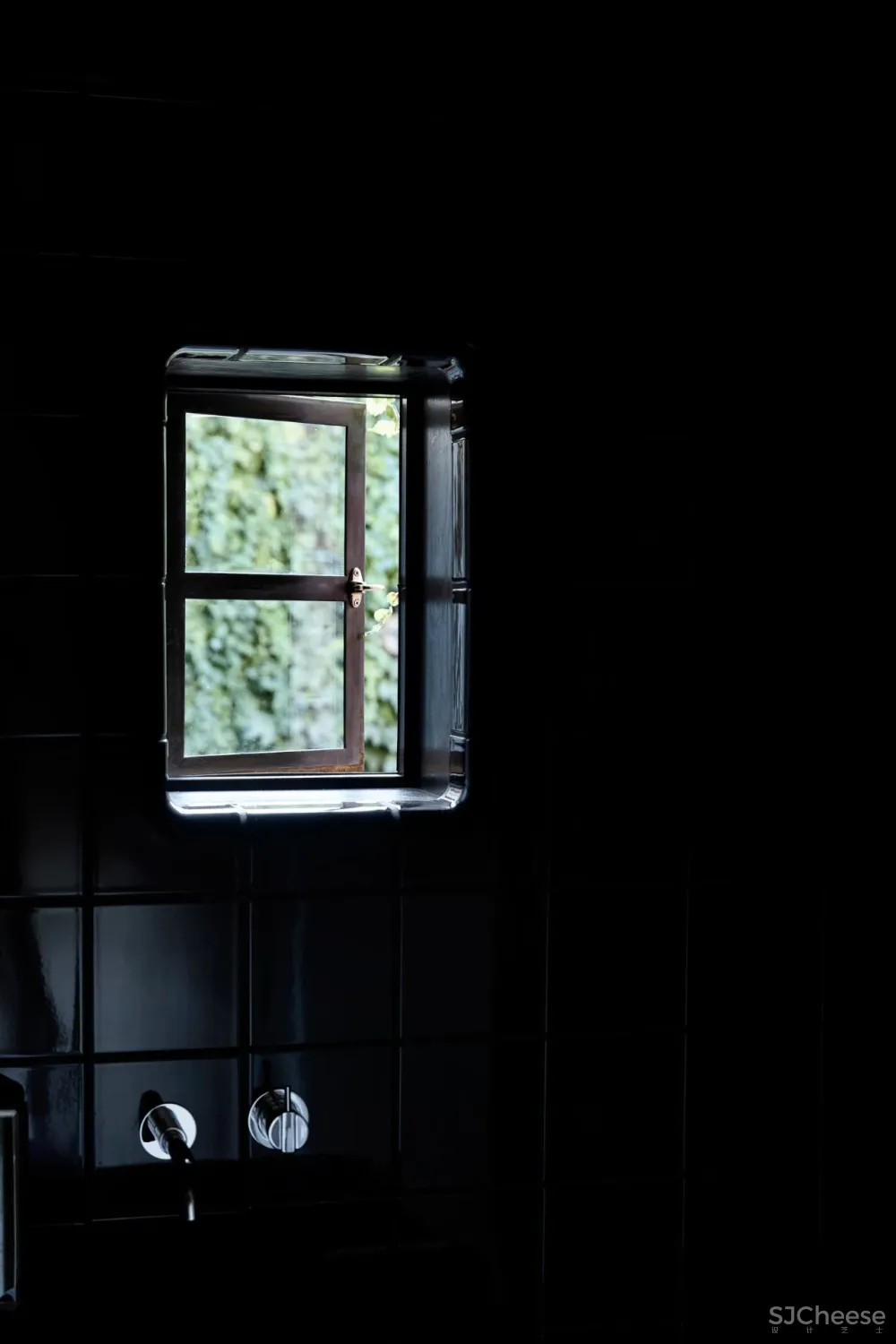 澳大利亚国家室内设计大奖追求极度静谧，探索光影魅力，这个暗黑系住宅真的真的很酷炫