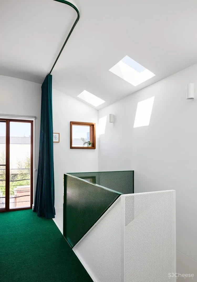 老旧建筑改造的空间里，有花园有阳光，因为他们终于对这里下手了