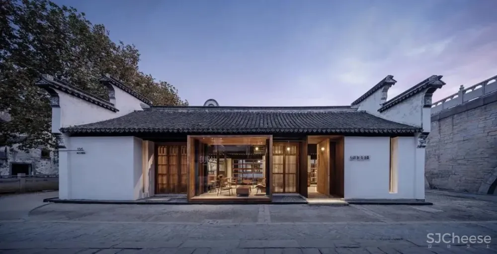 他在运河畔改造了16个房间的工业风老宅,还打造一间人气超旺的咖啡馆