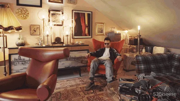 北京宅男一个人住5层别墅,却只睡1米的床