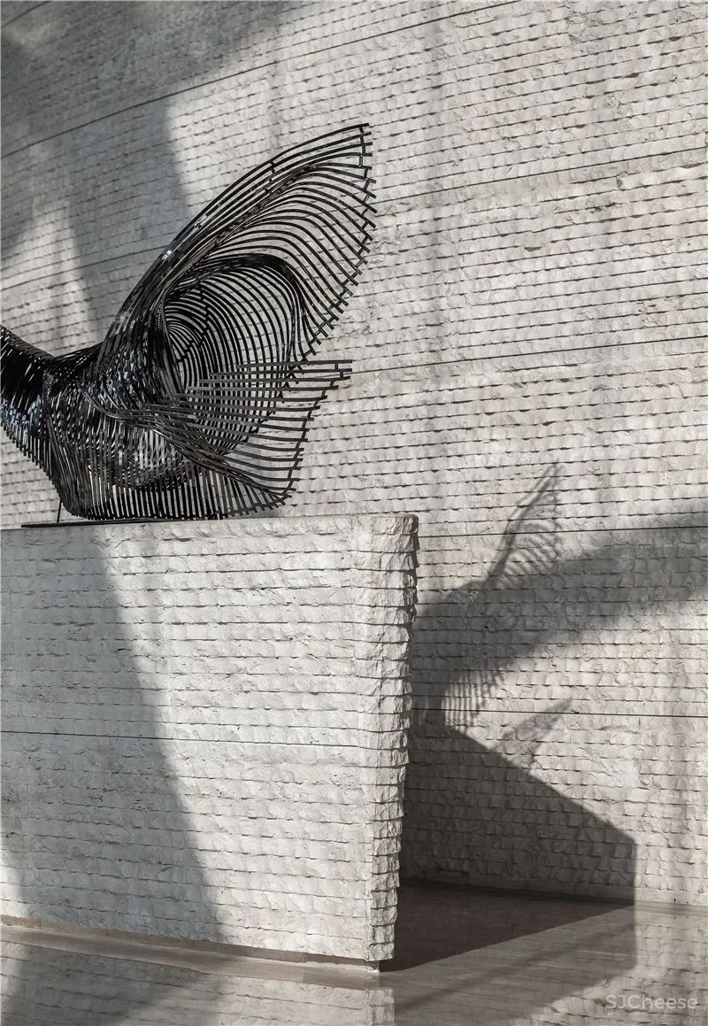 “光给予影的存在,影赋予光的生命” 中银大厦