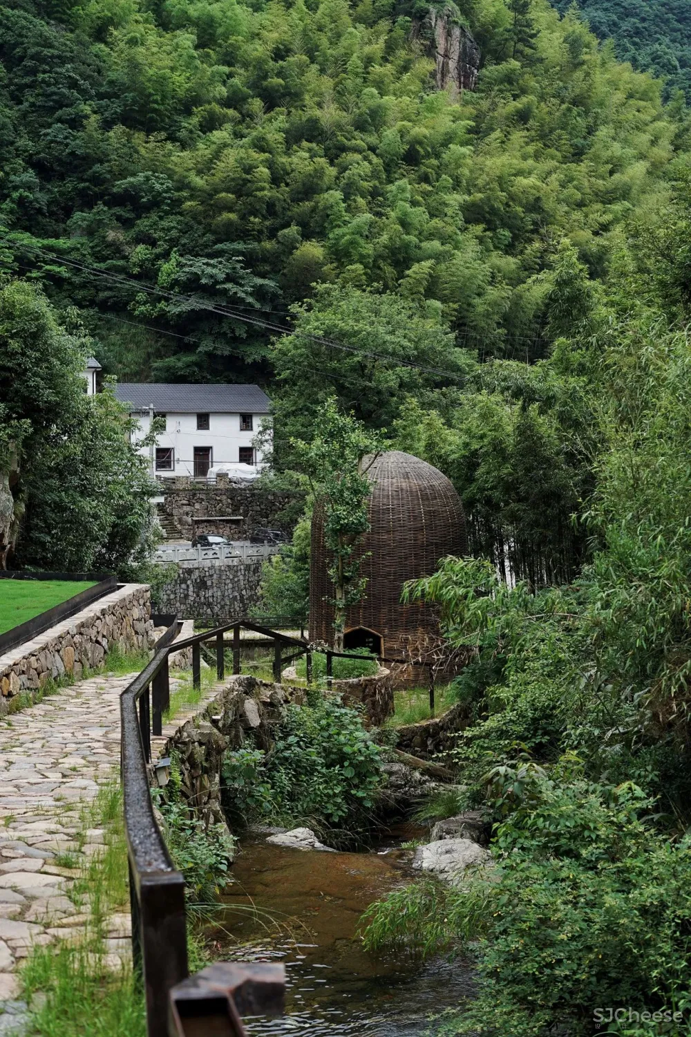新挖到的隐秘玩水地, 直接睡入山溪间! 还原宫崎骏动漫里的夏天, 秒回无拘束童年时光