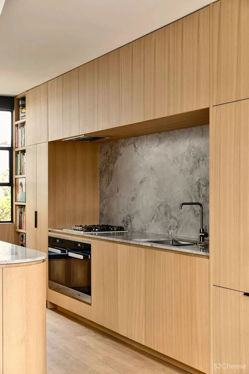 仓库改造成住宅, 弯曲的黄铜墙面惊艳了整个家