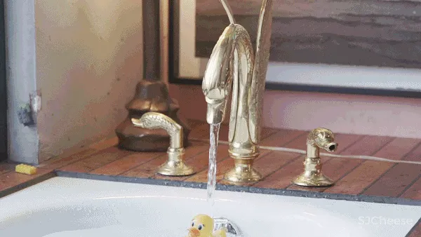 北京宅男一个人住5层别墅,却只睡1米的床