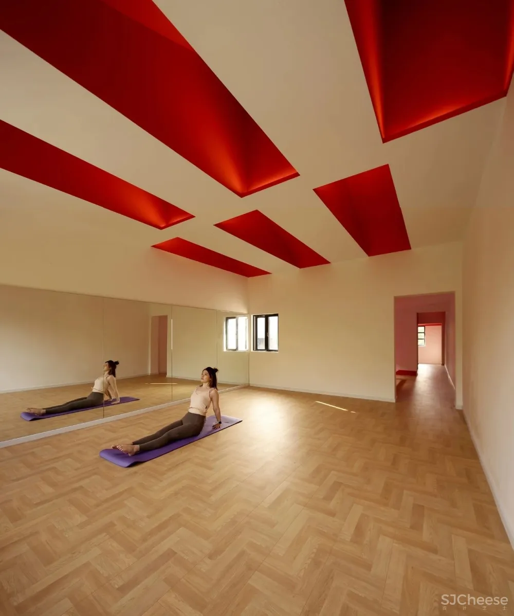 建筑师在老房子里插入四个构件,将其变成136㎡的瑜伽馆