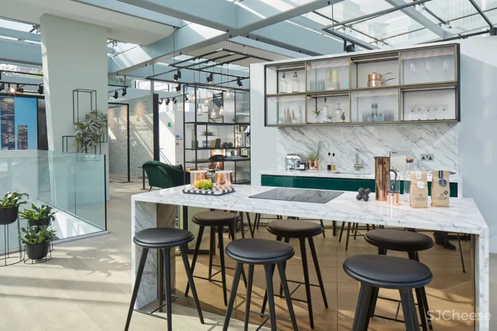 爆红的垂直森林,却被吐槽「蚊虫太多」「物业太贵」,阳台还是点到为止的绿化靠谱