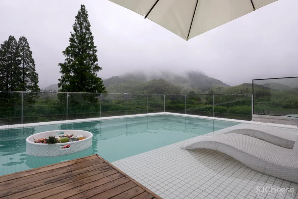 莫干山云端新宿!2000 m²摩洛哥花园私藏游乐园,loft亲子滑梯房,露台无边泳池超隐秘!