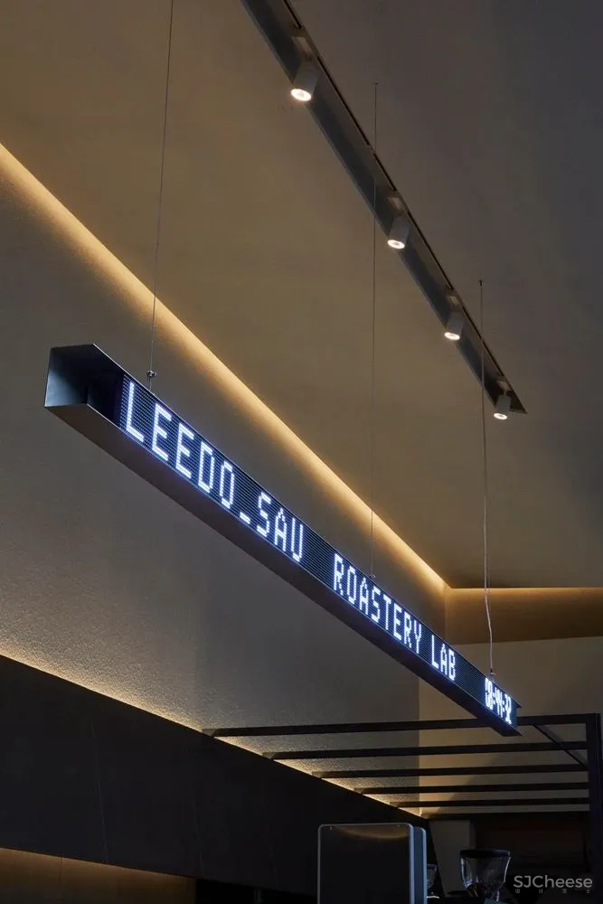 LEEDO SAU咖啡店,城市中‘抽离’空间 ATMOROUND
