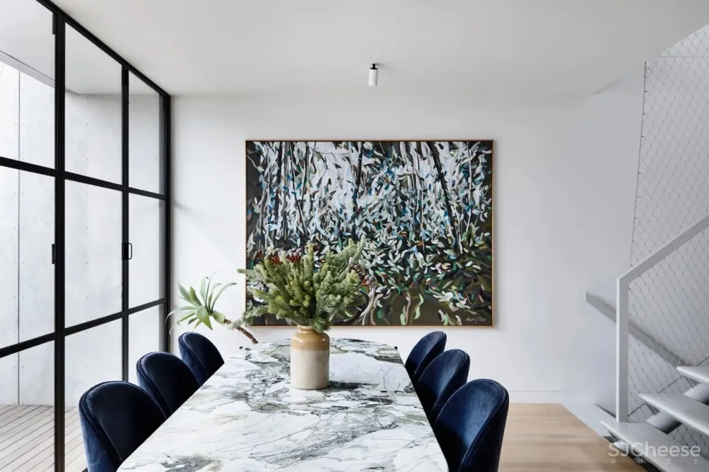 仓库改造成住宅, 弯曲的黄铜墙面惊艳了整个家