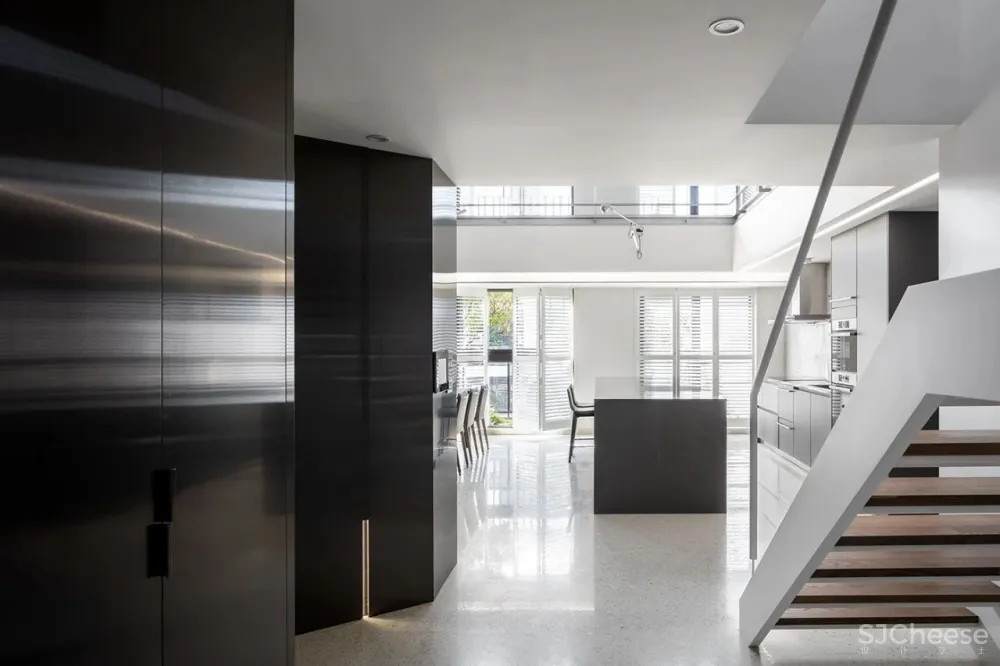 233㎡ 挑空设计,百叶窗这样用更高级