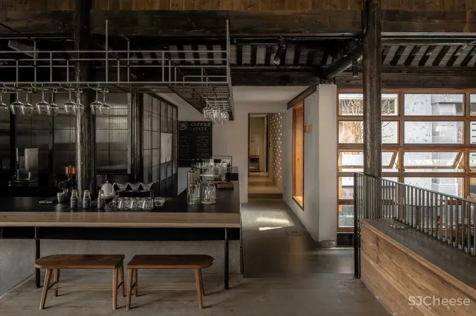 他在运河畔改造了16个房间的工业风老宅,还打造一间人气超旺的咖啡馆