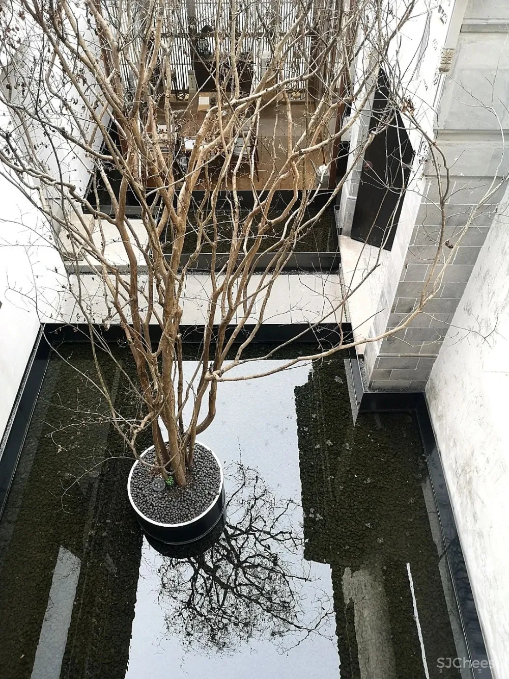 他在运河畔改造了16个房间的工业风老宅,还打造一间人气超旺的咖啡馆