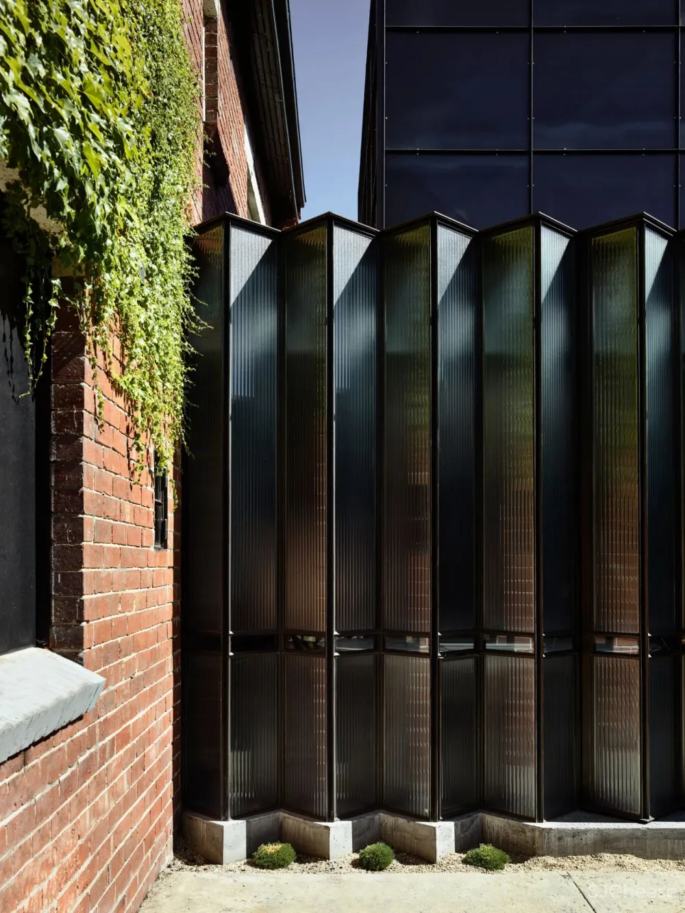 澳大利亚国家室内设计大奖追求极度静谧，探索光影魅力，这个暗黑系住宅真的真的很酷炫