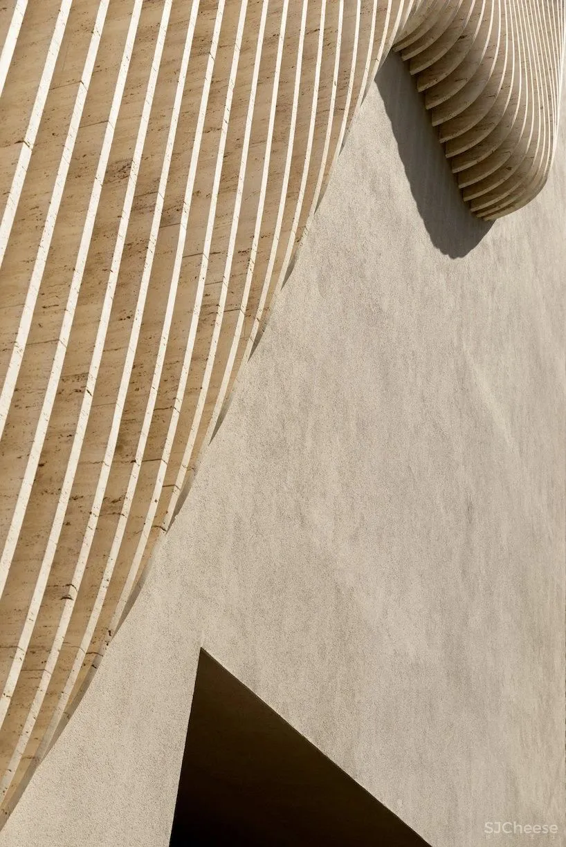 这栋房子用曲线大理石做外墙,张扬的个性之美!