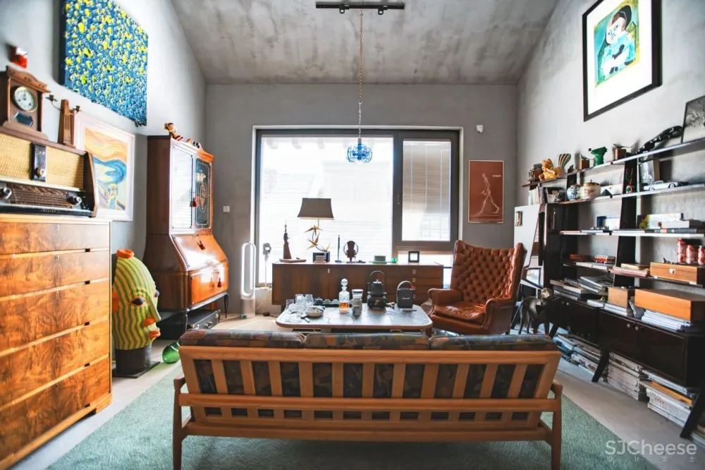 北京宅男一个人住5层别墅,却只睡1米的床