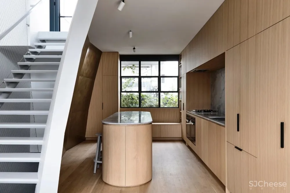 仓库改造成住宅, 弯曲的黄铜墙面惊艳了整个家