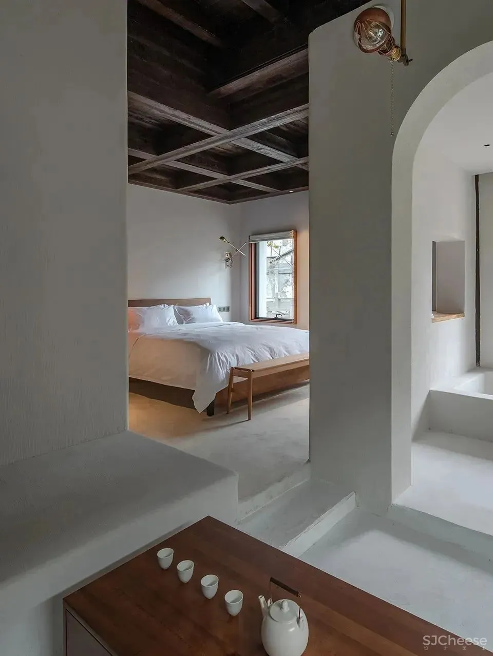 他在运河畔改造了16个房间的工业风老宅,还打造一间人气超旺的咖啡馆