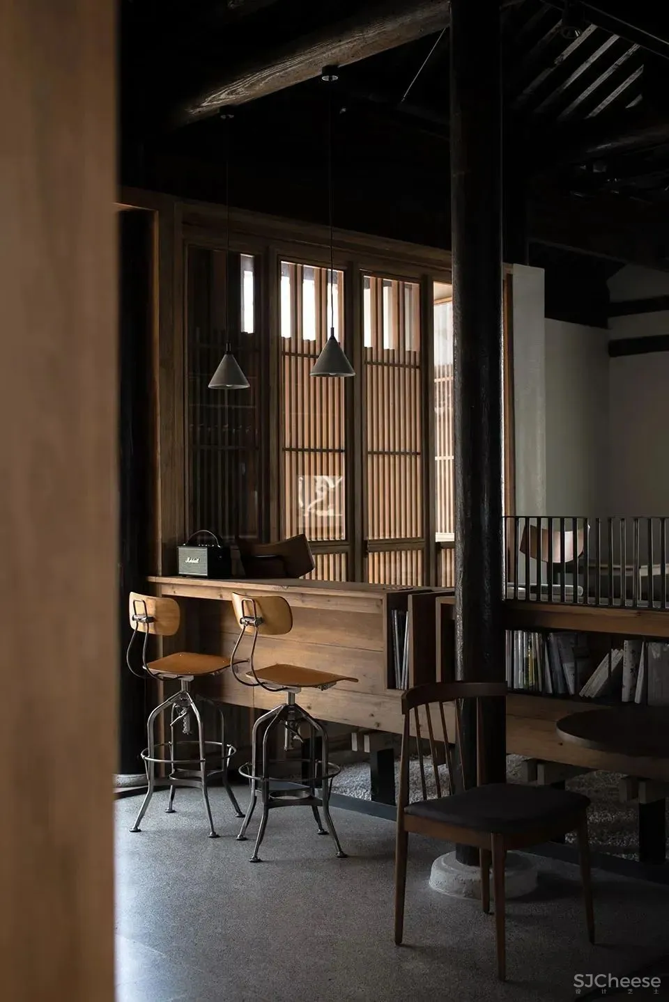 他在运河畔改造了16个房间的工业风老宅,还打造一间人气超旺的咖啡馆