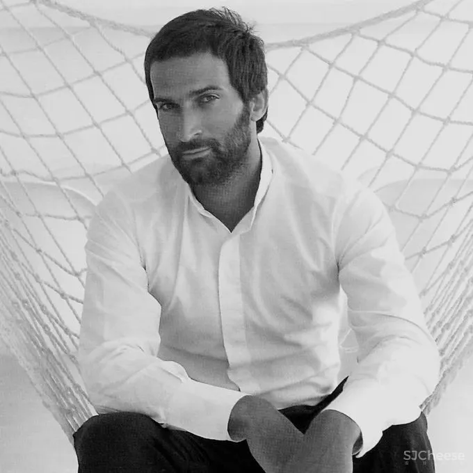 这栋房子用曲线大理石做外墙,张扬的个性之美!