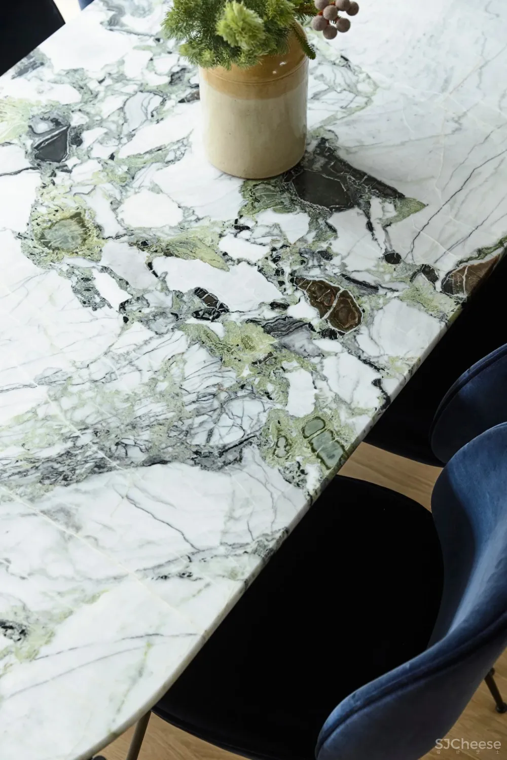 仓库改造成住宅, 弯曲的黄铜墙面惊艳了整个家