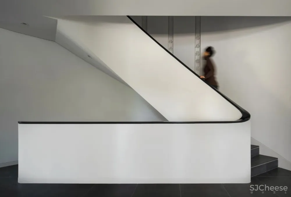 1100㎡独栋别墅使用13年后翻新，网友：给设计师跪了！（附改造前图）