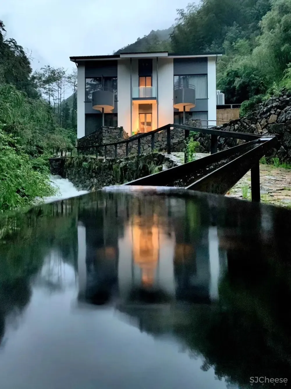新挖到的隐秘玩水地, 直接睡入山溪间! 还原宫崎骏动漫里的夏天, 秒回无拘束童年时光
