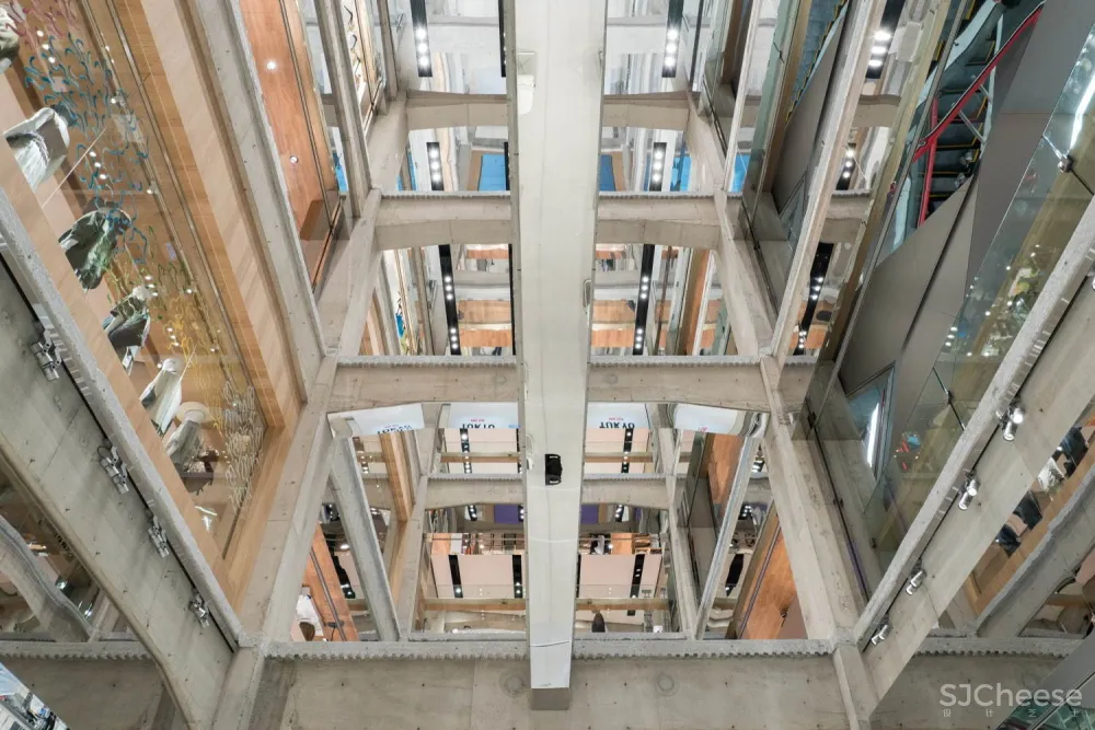 优衣库全球最大旗舰店开幕,裸露的混凝土框架让人惊艳!