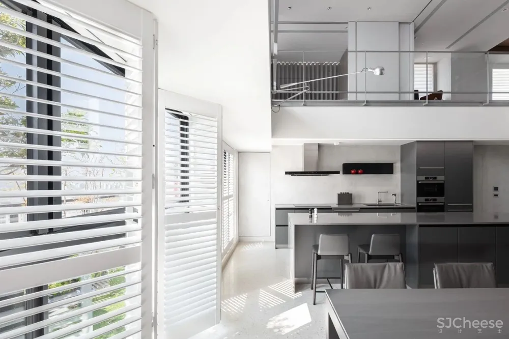 233㎡ 挑空设计,百叶窗这样用更高级