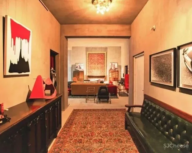 北京宅男一个人住5层别墅,却只睡1米的床