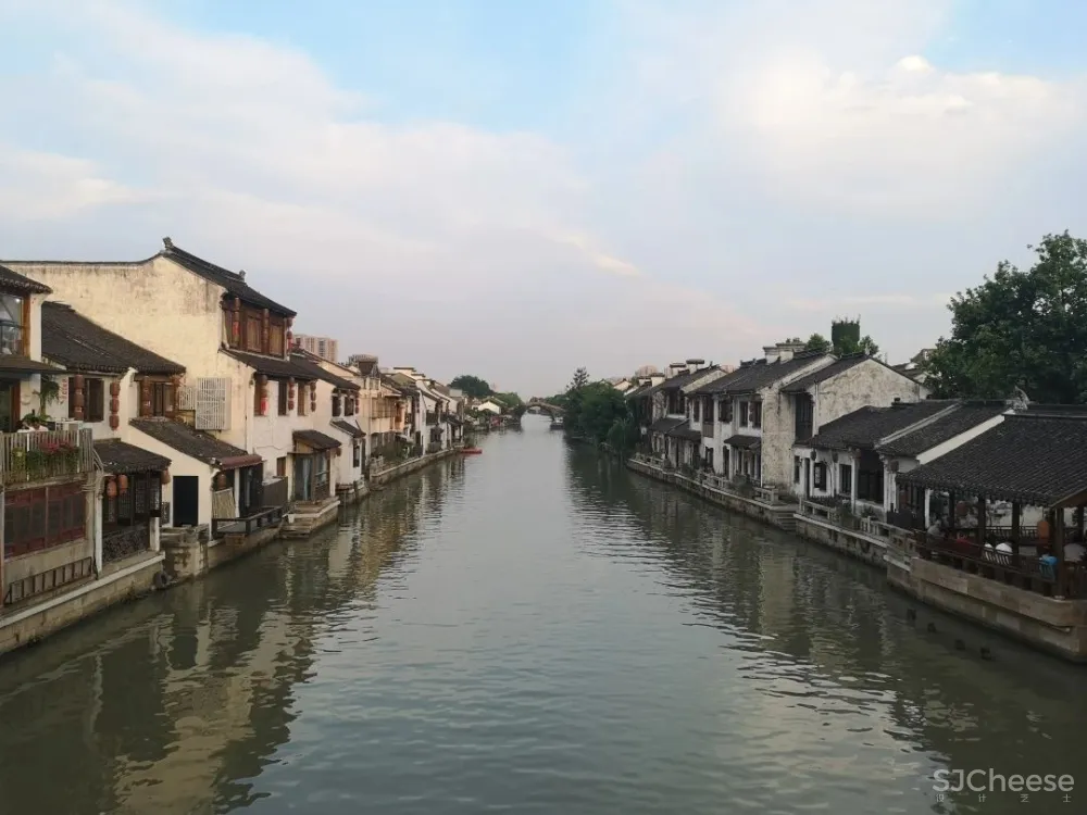 他在运河畔改造了16个房间的工业风老宅,还打造一间人气超旺的咖啡馆