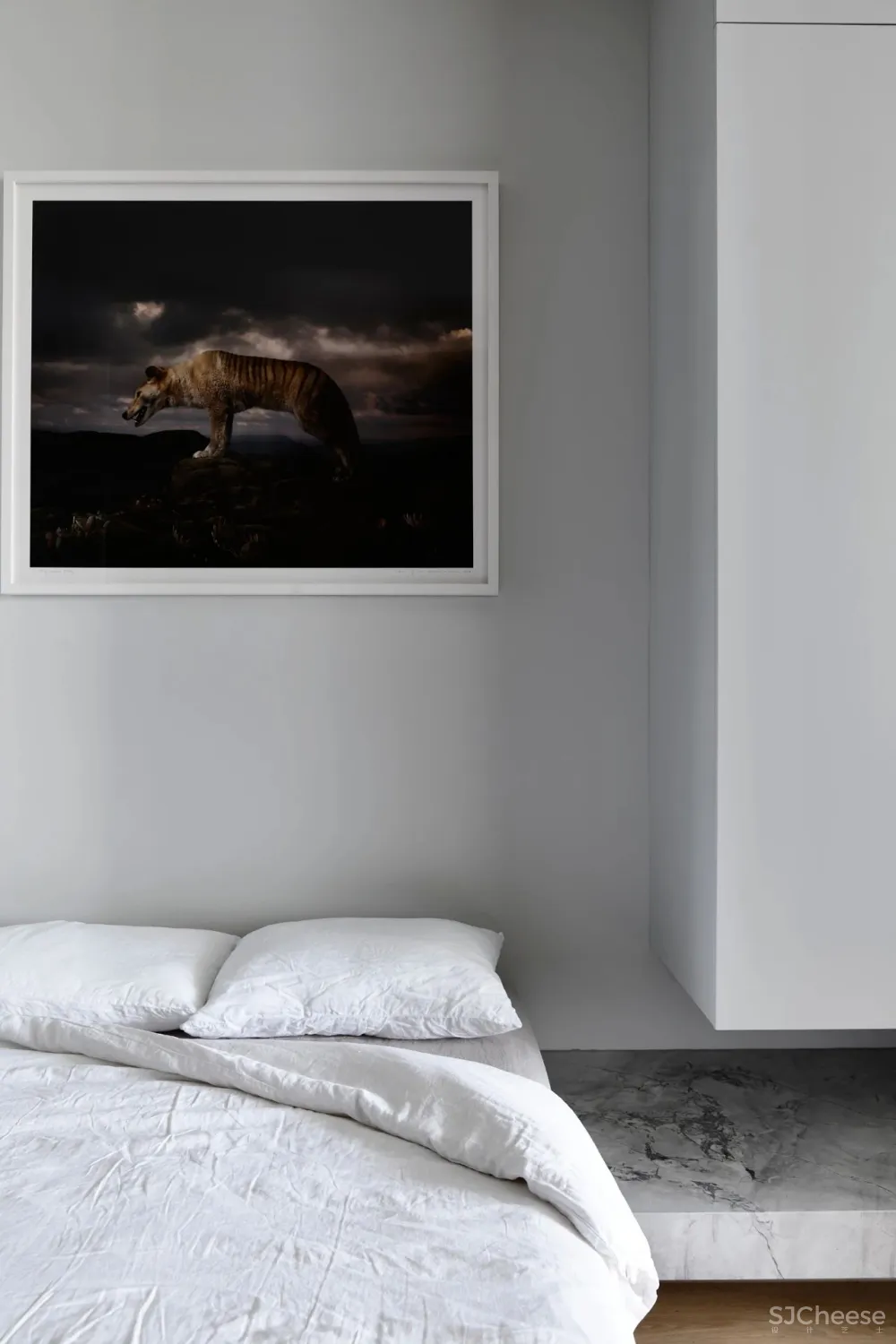 仓库改造成住宅, 弯曲的黄铜墙面惊艳了整个家