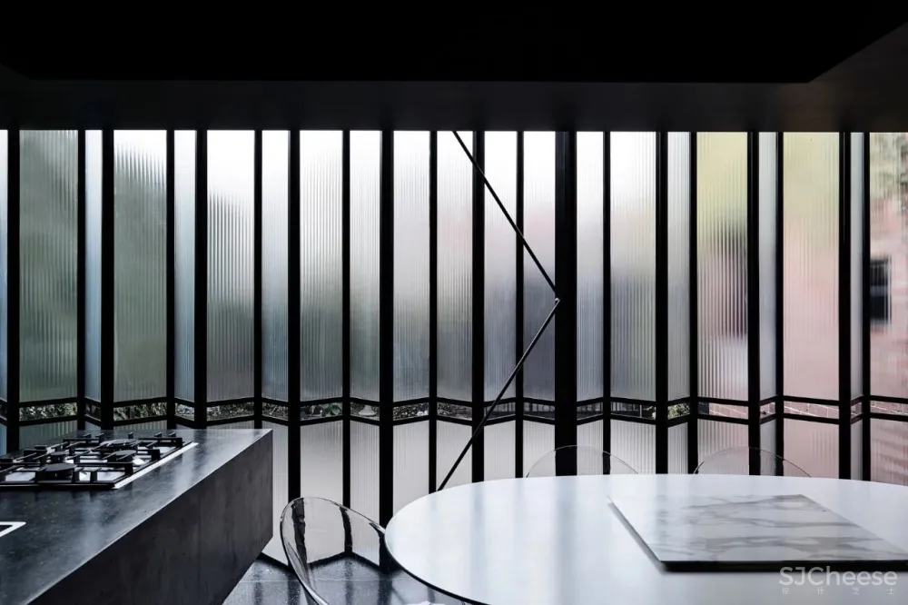 澳大利亚国家室内设计大奖追求极度静谧，探索光影魅力，这个暗黑系住宅真的真的很酷炫