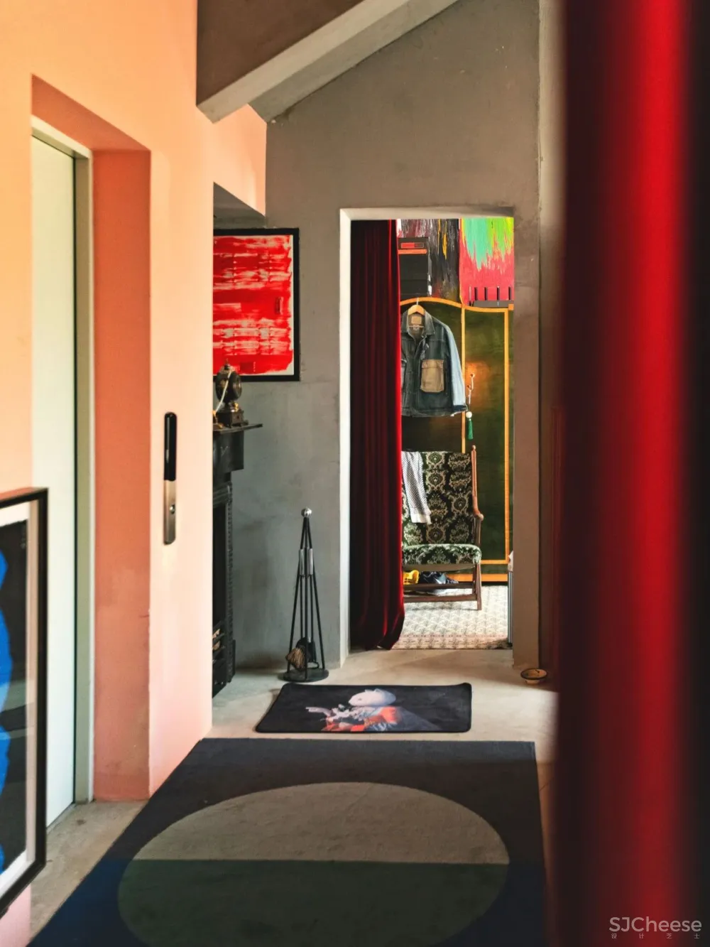 北京宅男一个人住5层别墅,却只睡1米的床