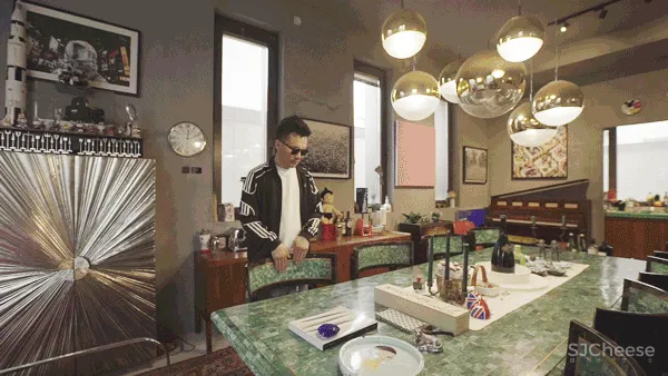 北京宅男一个人住5层别墅,却只睡1米的床