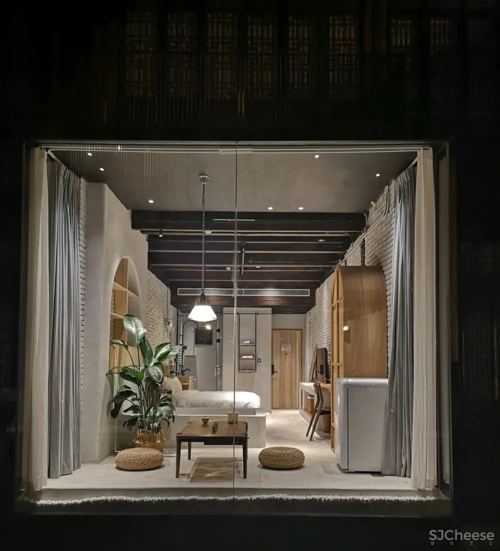 他在运河畔改造了16个房间的工业风老宅,还打造一间人气超旺的咖啡馆