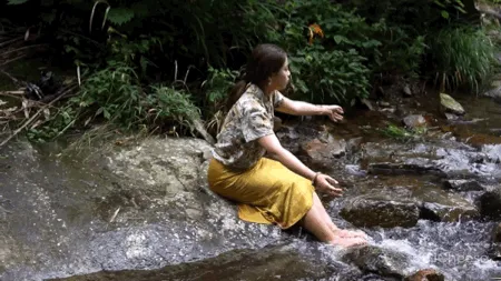 新挖到的隐秘玩水地, 直接睡入山溪间! 还原宫崎骏动漫里的夏天, 秒回无拘束童年时光