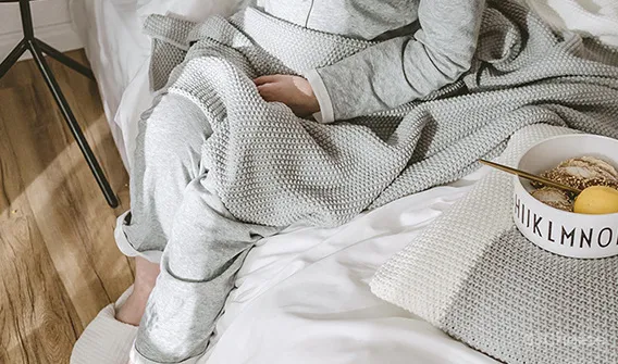 仓库改造成住宅, 弯曲的黄铜墙面惊艳了整个家